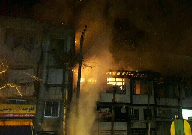 مهار آتش سوزي منزل مسكوني درخيابان فياض توسط آتش نشانان شهرداري لاهيجان